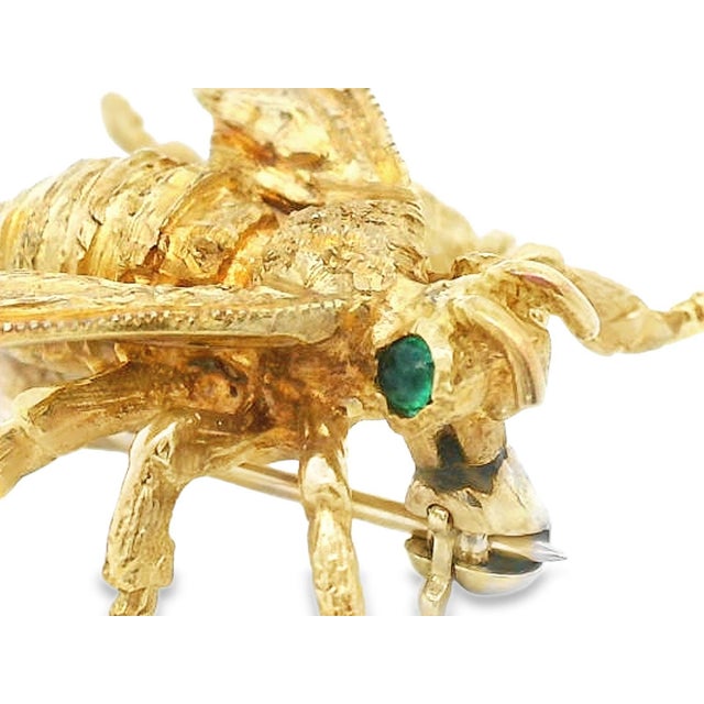 Green 1980s 14k Yellow Gold & Emerald Bee Brooch For Sale - Image 8 of 13