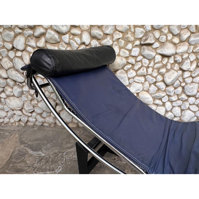 LC4 Chaise Lounge in Blue Leather by Le Corbusier, Pierre Jeanneret & Charlotte Perriand for Cassina, 1980s For Sale - Image 18 of 18
