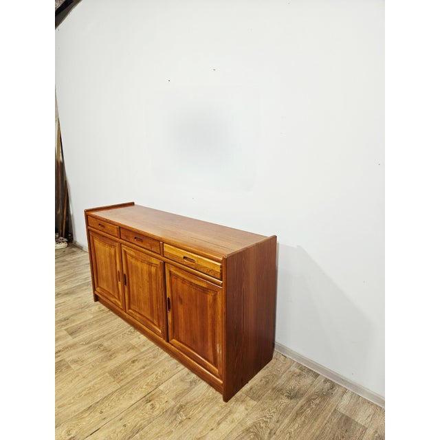 This offer features an exceptional modernist sideboard of Danish origin, crafted by the renowned manufacturer Dyrlund and...