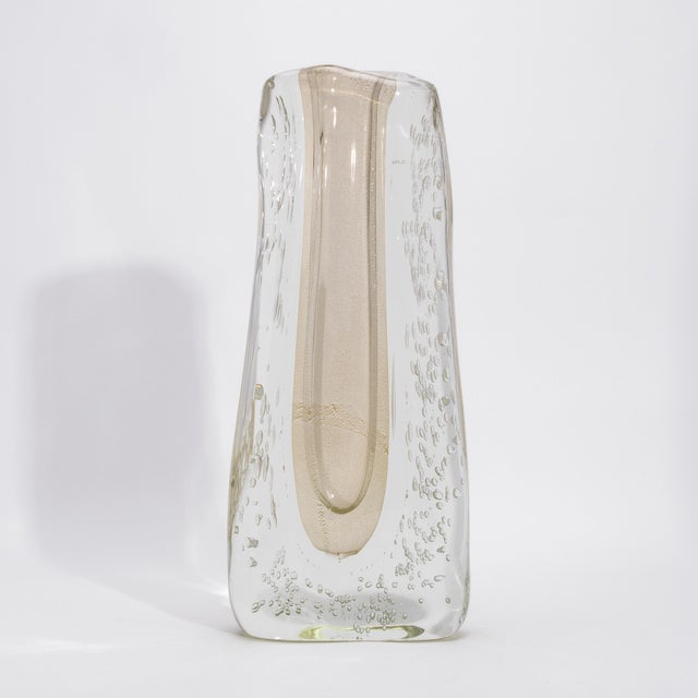 Glass Hand-Blown Murano Modern Fluid Vase in Clear With 24-Karat Gold Flecks and Bubbles For Sale - Image 7 of 10