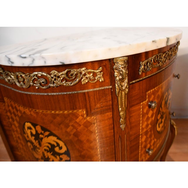 1930s Pair French Louis XV Walnut Satinwood Inlay & Marble Top Nightstands / Small Commodes For Sale - Image 12 of 18