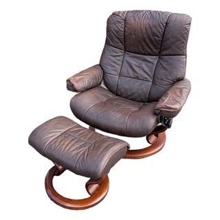 Vintage Ekornes Stressless Brown Leather Recliner and Ottoman Norway For Sale