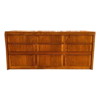 Midcentury Nine Drawers Huntley/ Thomasville Blond Oak Dresser For Sale
