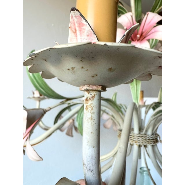 French Pink Lily Floral Tole 8-Light Chandelier attributed to Maison Chaumette, 1960s For Sale - Image 17 of 18
