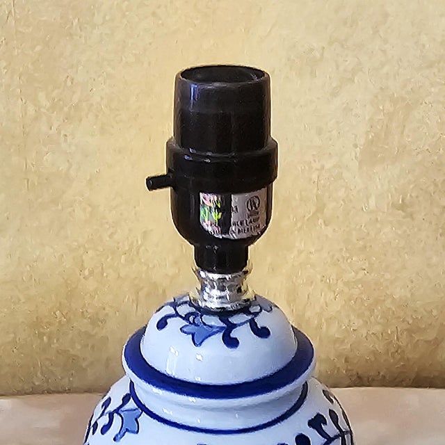 Blue Vintage Blue & White Chinoiserie Ginger Jar Table Lamp – Porcelain Accent Lamp For Sale - Image 8 of 18