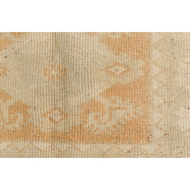 1950s Vintage Distressed Turkish Oushak Rug in Monochromatic Cream and Soft Sand For Sale - Image 5 of 10
