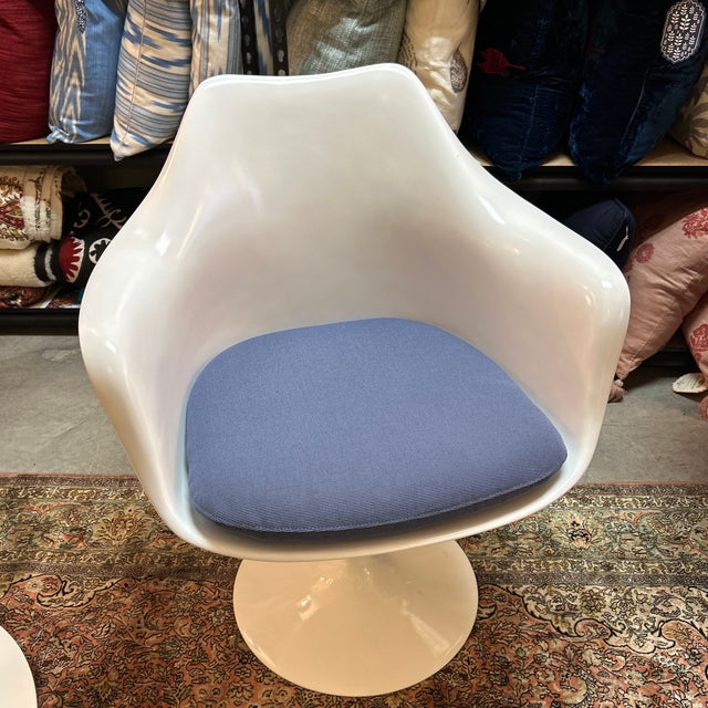 White Eero Saarinen for Knoll 50th Anniversary Commemorative Limited Addition Round Tulip Table With 4 Chairs Signed With Commemorative Plaque For Sale - Image 8 of 12