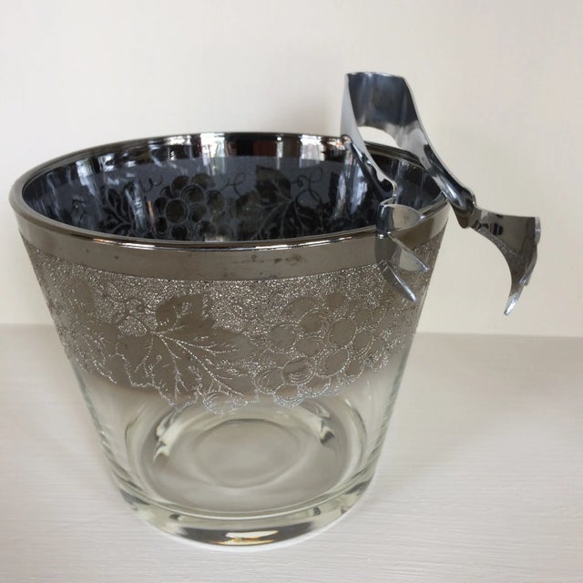 Dorothy Thorpe Mid-Century Modern Dorothy Thorpe Style Grape Pattern Silver Fade Ice Bucket WithTongs and Six 12 Oz. Tumblers - Set of 8 For Sale - Image 4 of 13