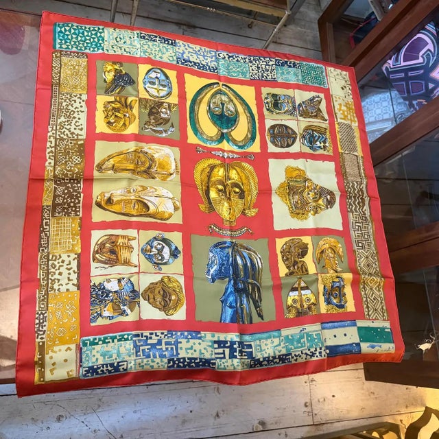 Textile A 1982 Full Set Hermes Carrè Silk Scarf Masques Et Casques by Julia Albadie For Sale - Image 7 of 18