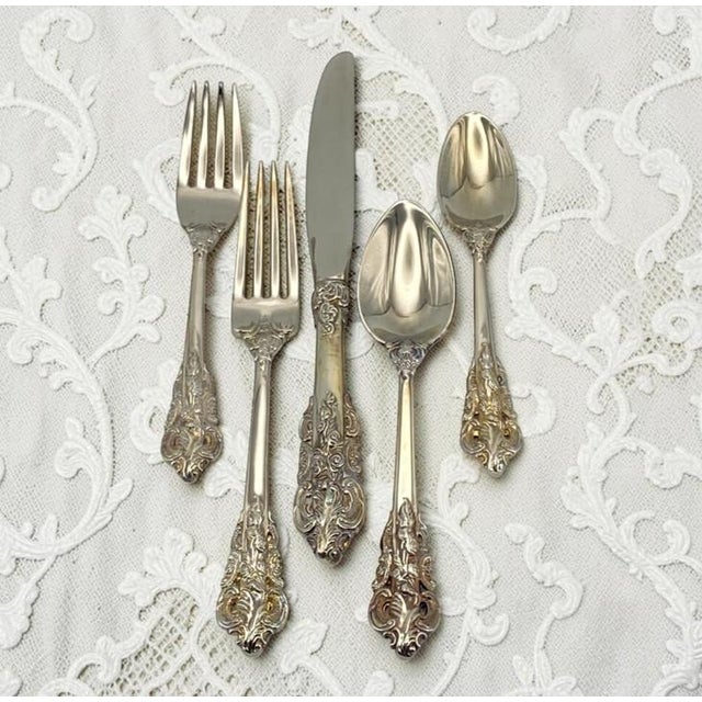 “Baroque by Godinger” Silverplate 65-Piece Flatware Set: Service for 12 With Serving Pieces and Vintage Storage Chest For Sale - Image 18 of 18