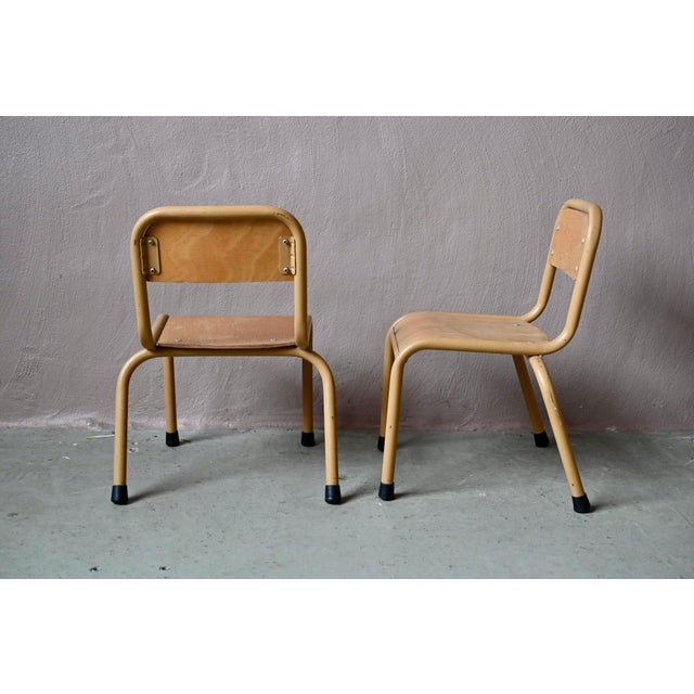 These little nursery school chairs from the 1960s evoke memories of first mornings and finger painting sessions. Their...