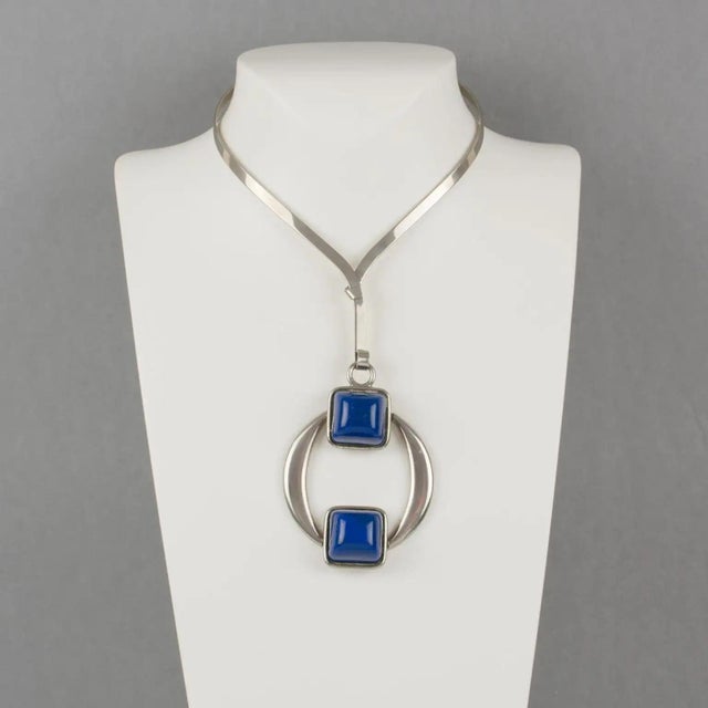 Mid-Century Modern Mid Century Space Age Collar Pendant Necklace Silvered Metal and Blue Resin For Sale - Image 3 of 8