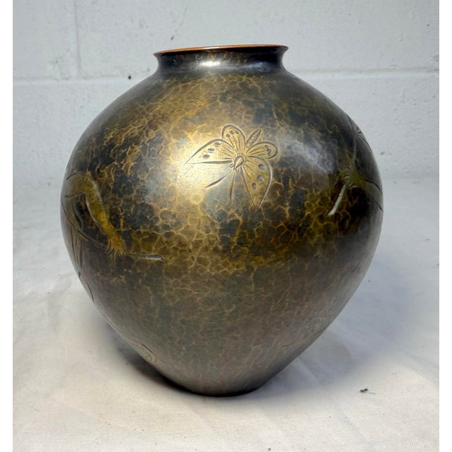 Antique Handmade Hammered Japanese Tooled Bronze Frog Scene Bronze Vase Urn For Sale - Image 10 of 14