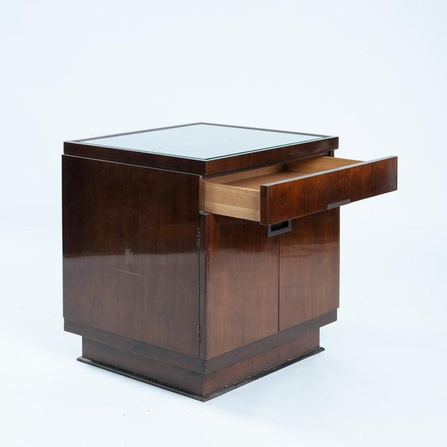 Art Deco Baker Walnut Veneered Nightstands in Copper and Cut Glass Accents, 1950s, Set of 2 For Sale - Image 4 of 18