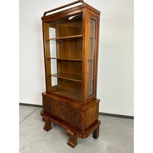Art deco walnut showcase in very good original condition.
