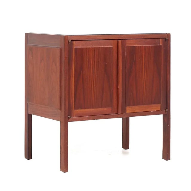 Founders Furniture Company Jack Cartwright for Founders Mid Century Walnut and Slate Top Nightstands - Pair For Sale - Image 4 of 11