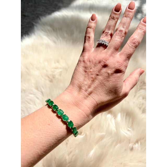 Green 27 Carat Natural Emerald Tennis Bracelet, 14 Karat Yellow Gold, 16gm, 7 Inch For Sale - Image 8 of 8