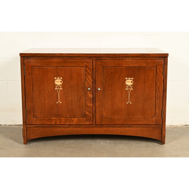 An exceptional Mission or Arts & Crafts console or media cabinet By Stickley, "Harvey Ellis Collection" USA, 2013 Gorgeous...