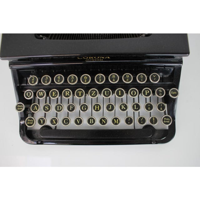 Corona Junior Portable Typewriter, U.S.A. 1395 For Sale - Image 4 of 12