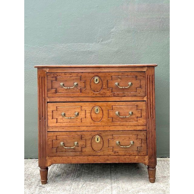 Wood Vintage Louis XV Fluted Chest of Drawers For Sale - Image 7 of 12