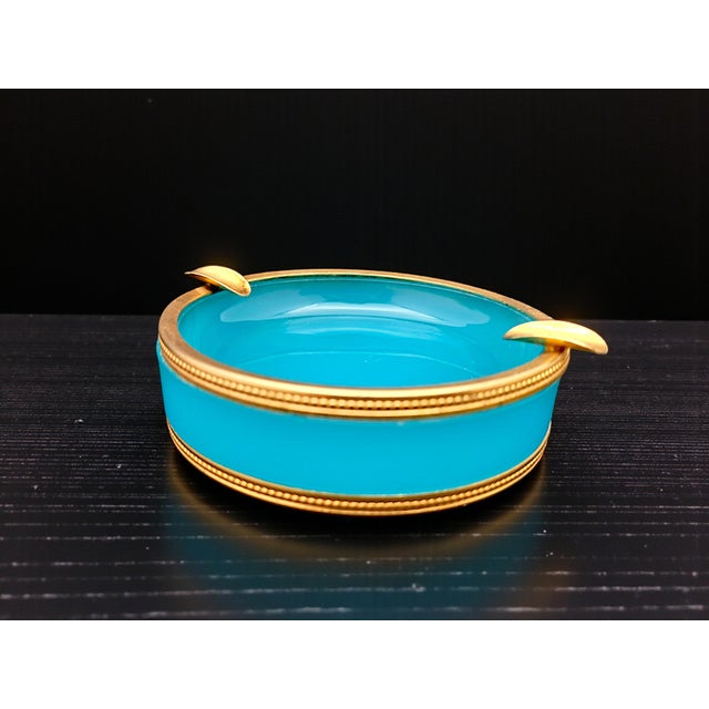 Add a touch of color and sophistication to your home with this ashtray. Its distinctive design, combining the brightness...