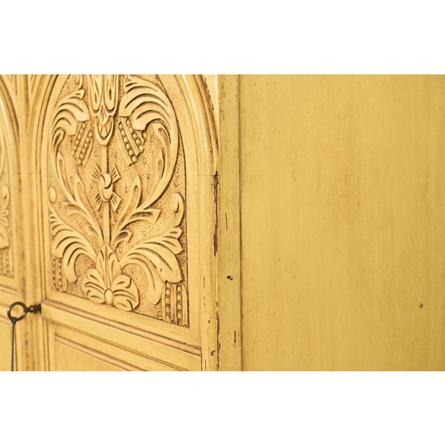Berkey & Gay Antique English Jacobean Cream Painted Lift Top Bar Cabinet, Circa 1920s For Sale - Image 11 of 16
