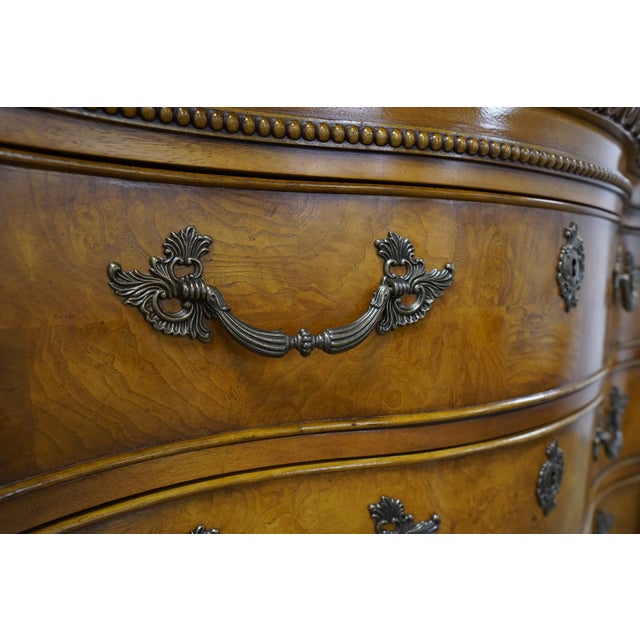 Vintage Traditional Serpentine 6-Drawer Chest For Sale - Image 11 of 18