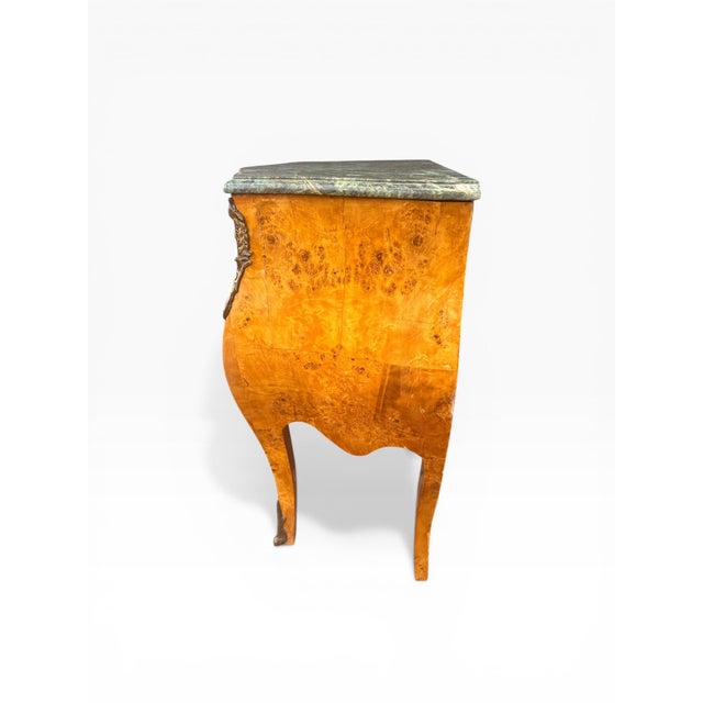 French 1970s Pair of French Louis XV Style Burl Wood Bombe Nightstands With Green Marble Tops & Bronze Mounts For Sale - Image 3 of 15