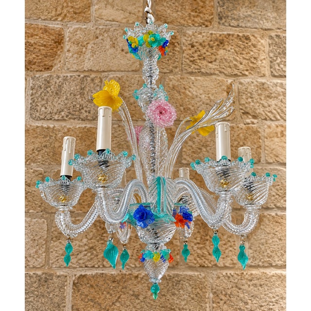 Venetian chandelier in polychrome blown glass – Murano Elegant six-light blown glass chandelier, a Venetian Murano...