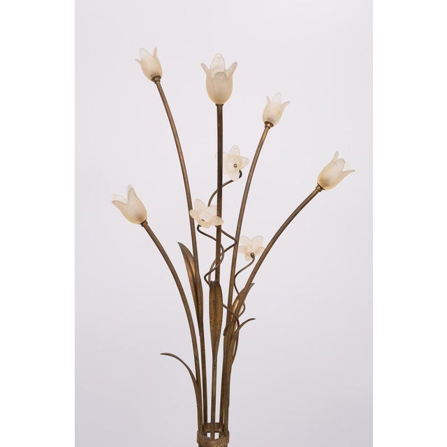 Very nice floor lamp in the shape of a large bouquet of flowers complete with leafs and lighting flowers comes in a...
