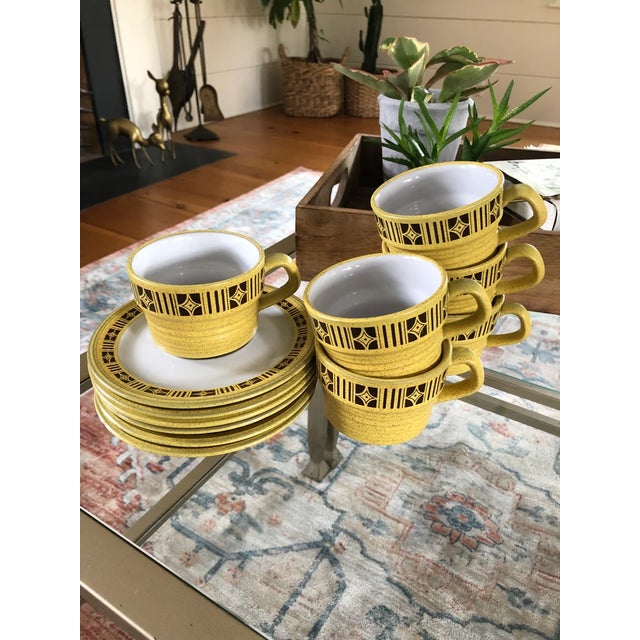 Vintage Mikasa Painted Sands ‘Commanche’ Coffee Cup & Saucer Set with Retro Mid-Century Modern Yellow & Brown Geometric Design- 12 Pieces For Sale In New York - Image 6 of 8