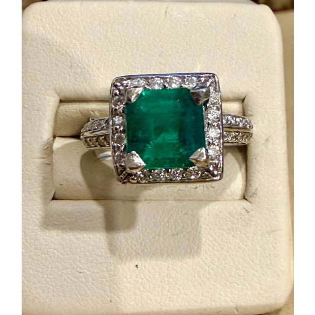 2.8 Carat Emerald Cut Colombian Emerald and Diamond Ring Estate For Sale - Image 4 of 8