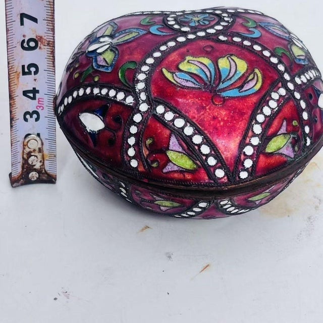 Red Vintage Cloisonné Enamel Heart-Shaped Trinket Box – Red Ground, Floral Motif, Silver-Blue Technique For Sale - Image 8 of 9