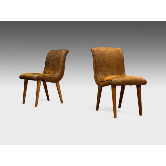 Jens Risom attr., Knoll, Mid-Century Modern, Side Chairs, Walnut, Fabric, USA, 1940s Pair of upholstered 'Vostra' slipper...