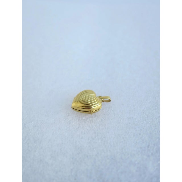 Heart Charm Locket in 14-Karat Yellow Gold For Sale In New York - Image 6 of 9