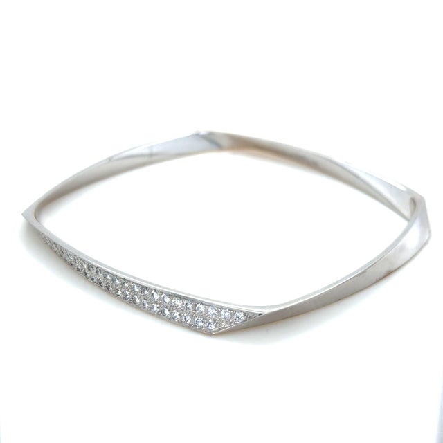 Tiffany and Co. Tiffany & Co., Frank Ghery Torque 18k White Gold and Diamond Bangle Bracelet For Sale - Image 4 of 7