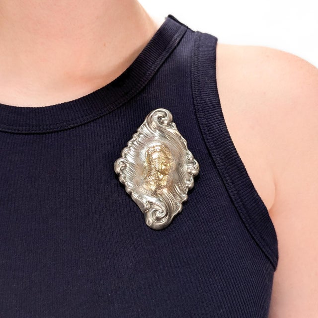 A fine Etruscan Revival silver brooch. In sterling silver. Inlaid with a gold medallion of a soldier fitted a helmet with...