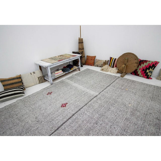 1960s Vintage Gray Turkish Kilim Rug- 7′2″ × 9′2″ For Sale In Los Angeles - Image 6 of 7