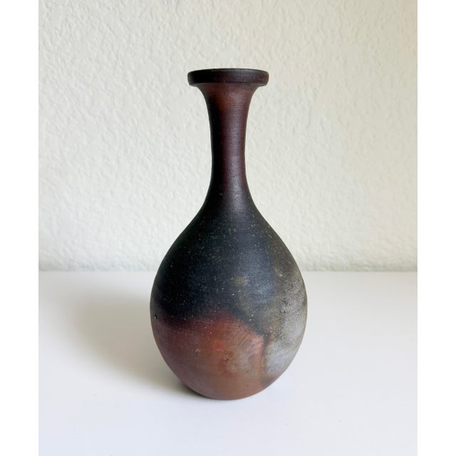 A wonderful example of Japanese Bizen ware from the 1970s. Features deep earthy tones of brown and red clay with a matte...