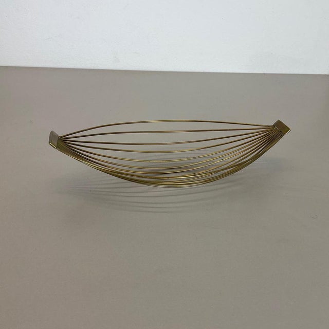 Contemporary Large Minimalist Brass Fruit Bowl Shell attributed to Carl Auböck, Austria, 1950s For Sale - Image 3 of 18