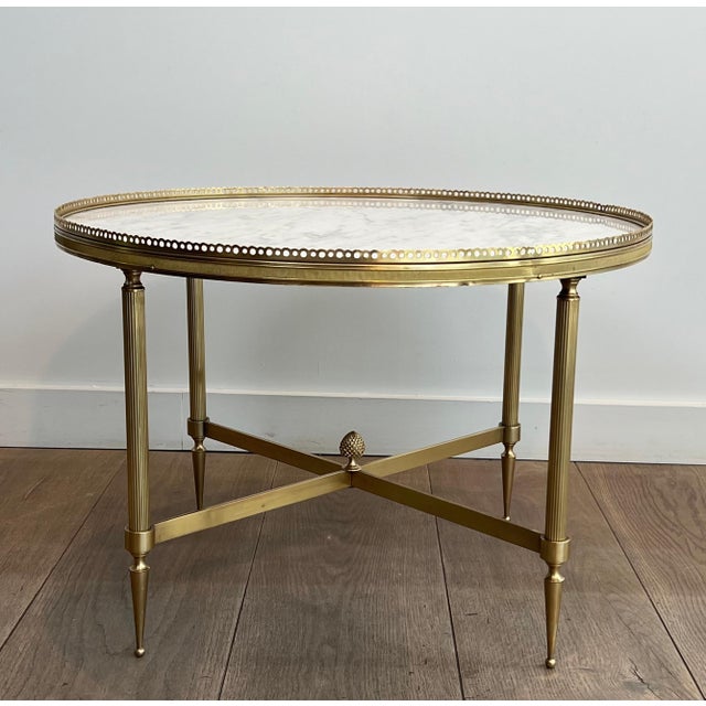 Neoclassical 1940s Neoclassical style round brass coffee table with marble top Attributed to Maison Jansen For Sale - Image 3 of 12