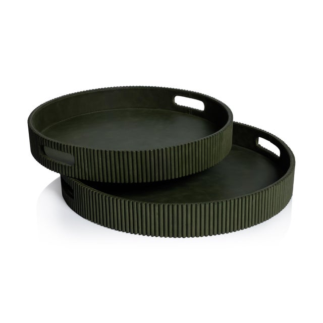 A stylish fusion of structure and sophistication, this round fluted tray brings refined texture to everyday organization....