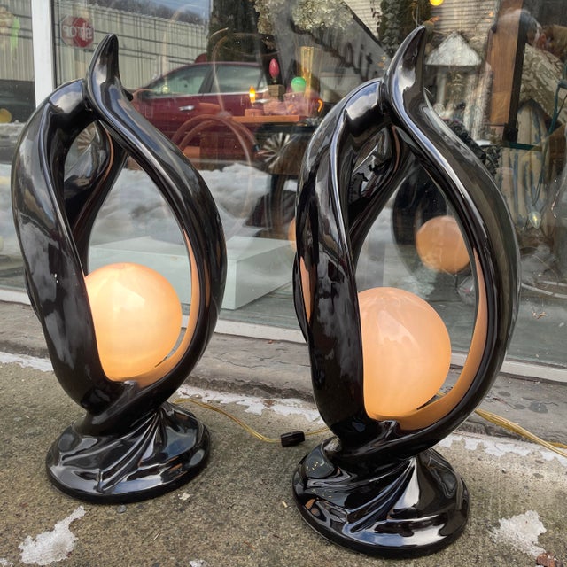 1970s Pair of Vintage Harris “Lamp of Elegance” Bedside Lamps. For Sale In New York - Image 6 of 8