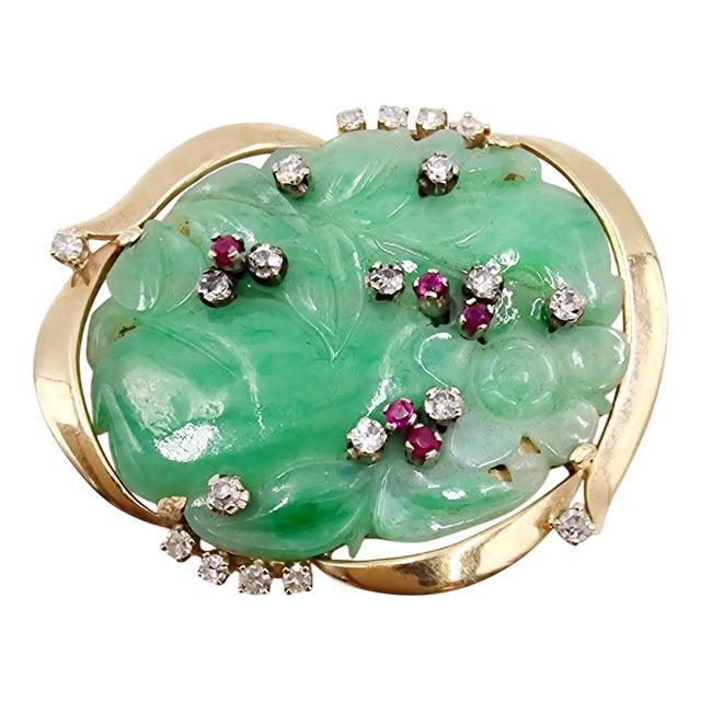 Mid-Century 18 Karat Yellow Gold Brooch with Jade, Diamonds and Rubies, Italy, 1950s For Sale