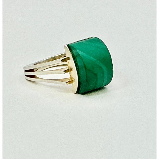 1980s Vintage Art Deco Boho Chic Sterling Silver & Malachite Cocktail Ring, Size 7. For Sale - Image 9 of 11