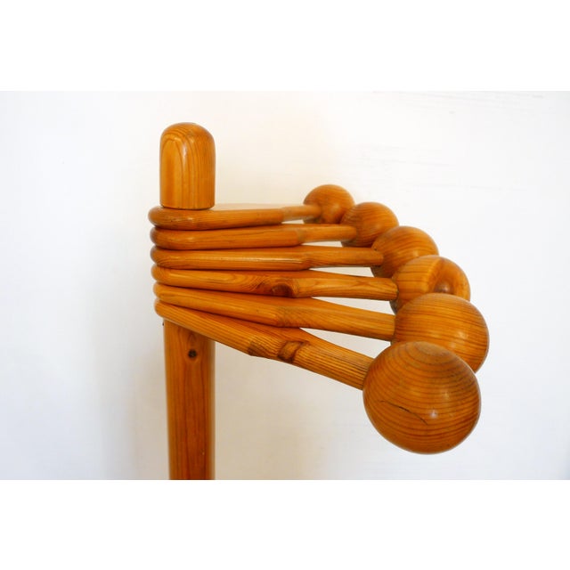 Vintage freestanding coat rack, "Satellites" model: cross base, straight tubular stem, at the top of which are 6 pivoting...