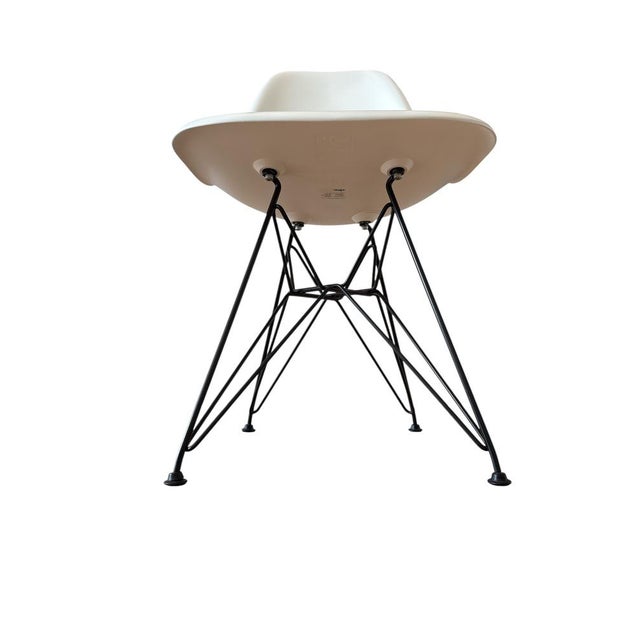 Mid-Century Modern White DSR Chairs by Charles & Ray Eames for Vitra, 2012, Set of 4 For Sale - Image 3 of 8