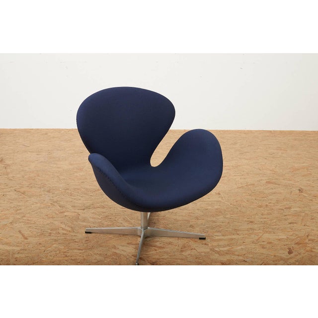 Swan Chair in Cast Aluminum Frame by Arne Jacobsen, 2001 For Sale - Image 12 of 15
