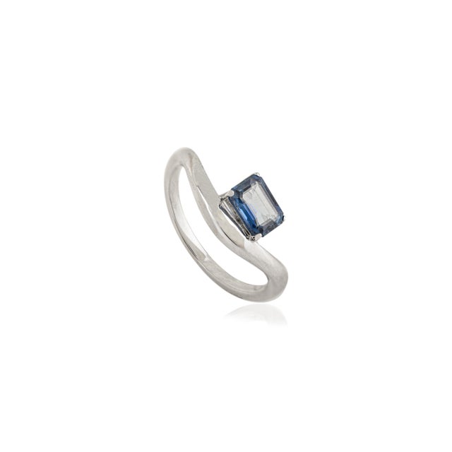 Transitional VRJewels Minimalist 14k White Gold Emerald-Cut Natural Blue Sapphire Wave Ring Size 6.5 For Sale - Image 3 of 14