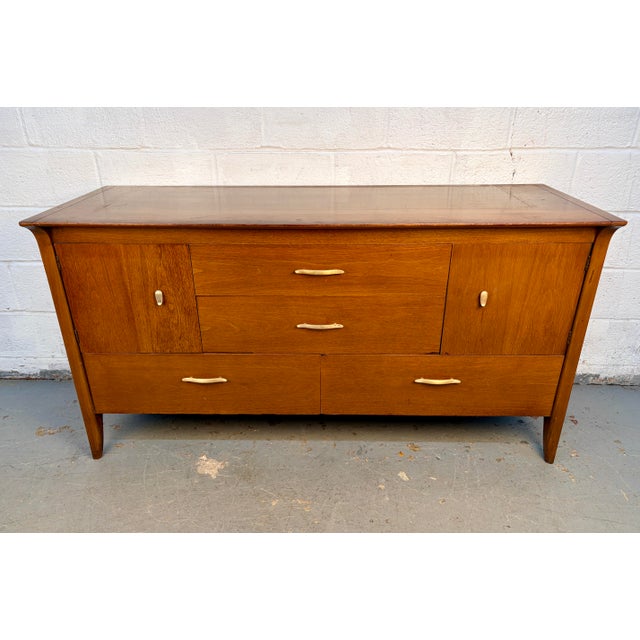 A classic mid-century modern walnut buffet from Drexel’s iconic “Profile” series. Featuring clean architectural lines,...
